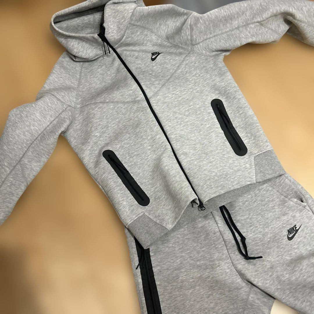 Nike グレー フルジップパーカーとスウェットパンツセット　チャック破損あり