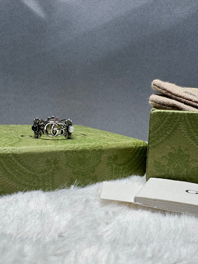 GUCCI シルバーリング フラワーデザイン
