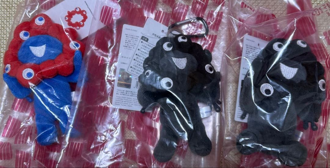 黒ミャクミャク座り立ちガラビナ付き　ミャクミャク立ちボールチェーン付き　計3点