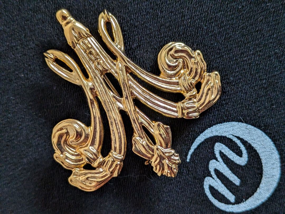 新品最強インフルエンサー王妃マリーアントワネットモノグラムブローチルーブル美術館