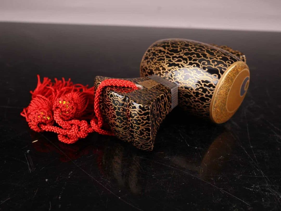 A1080 錦雲小槌 岡田表寛作 蒔絵雲紋 置物 共箱