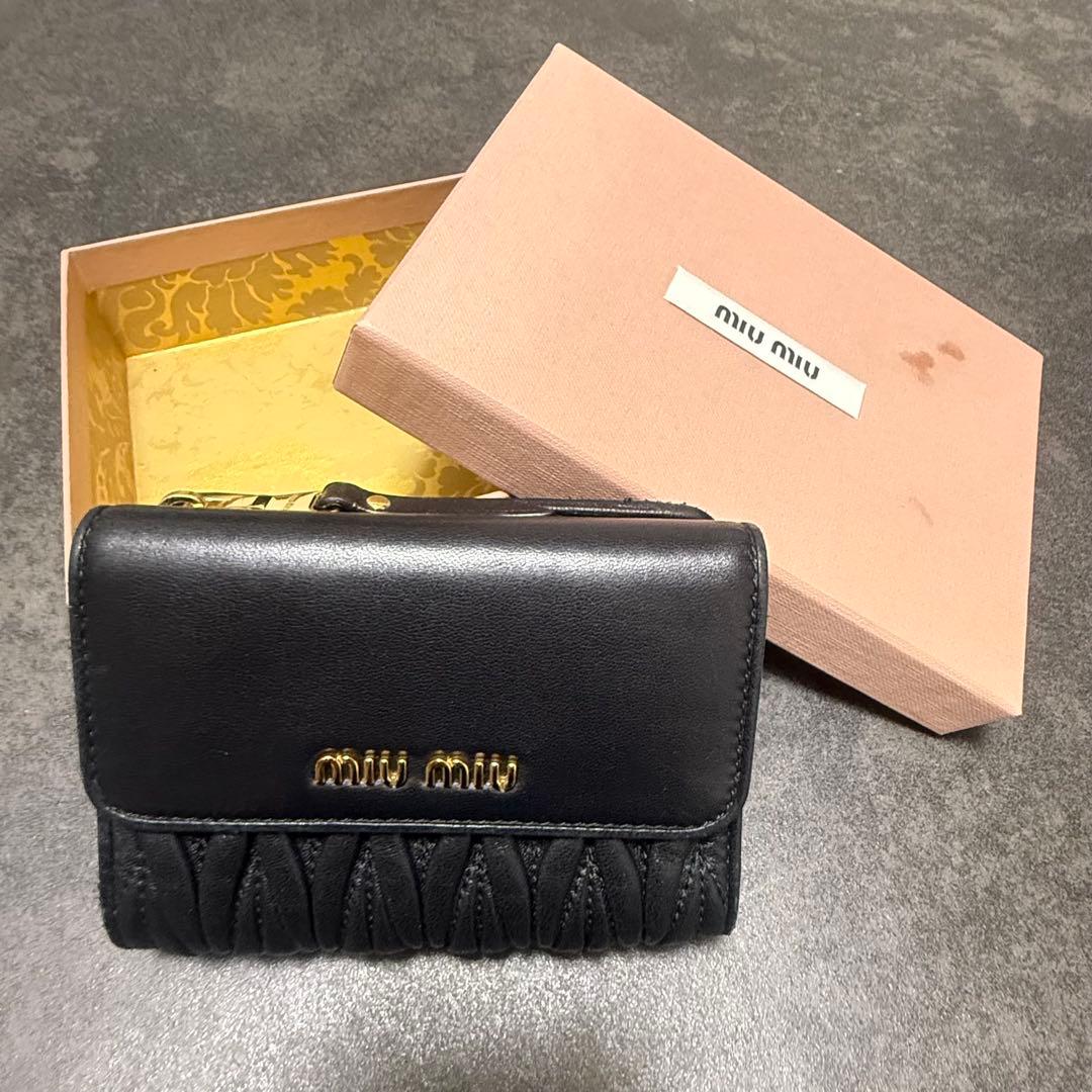 miu miu 三つ折り財布 黒 マテラッセレザー