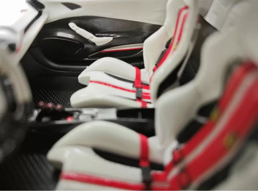 入手困難 UU モデル 夜光機能 1/18 フェラーリ 488 ピスタ ミニカー