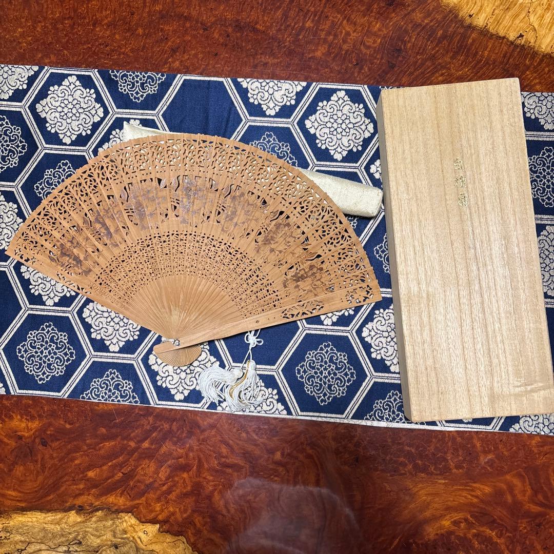 白檀扇透かし彫り木製扇子と木箱