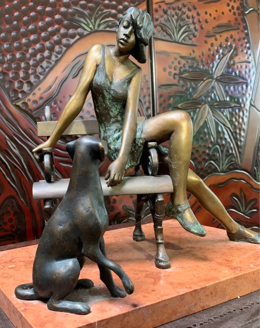 Laszlo Kutasの「犬と戯れる女性像」