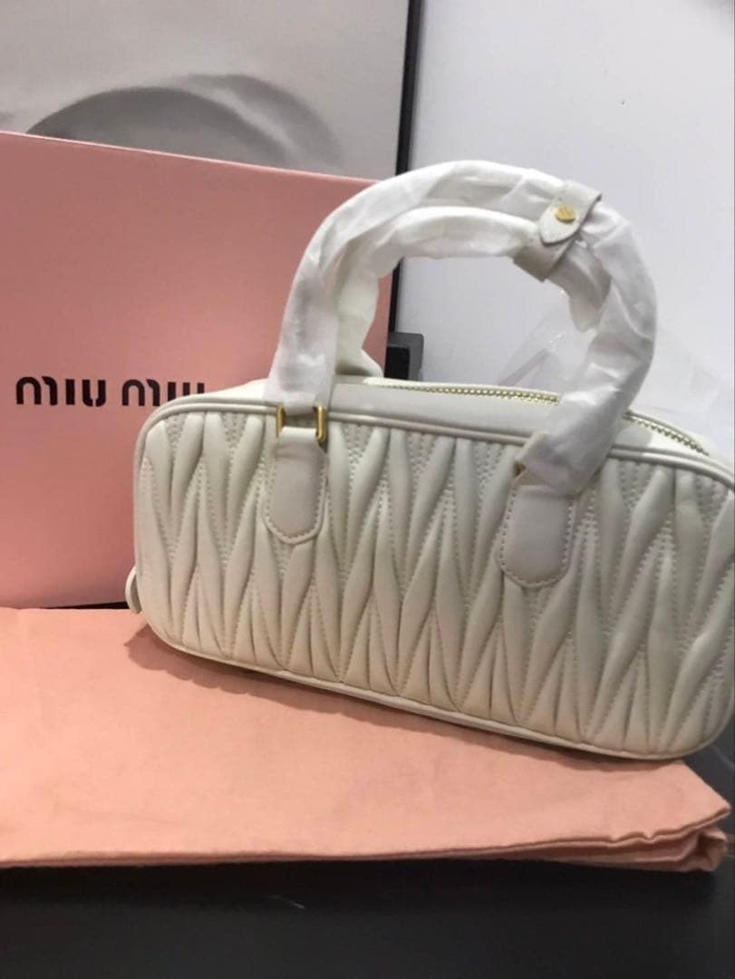 [本日値下げ]miu miuレザーホワイトショルダーバッグ