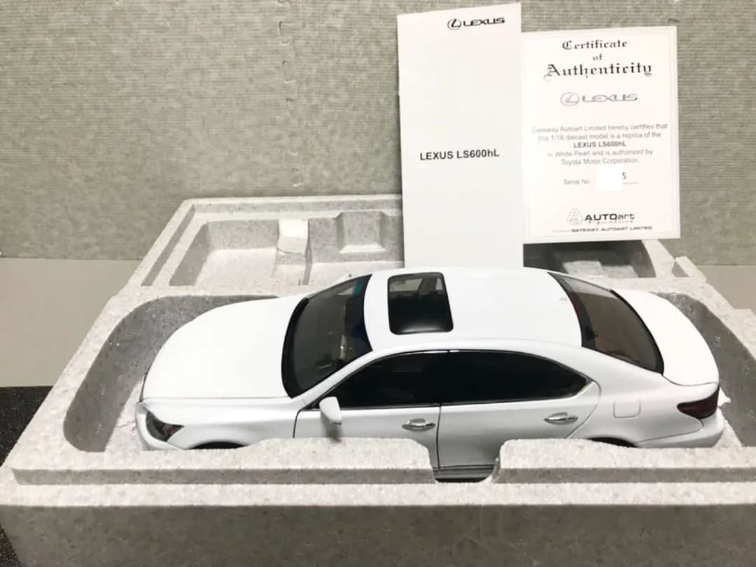 オートアート 1/18 レクサス LS600 ホワイトパール シリアルナンバー付
