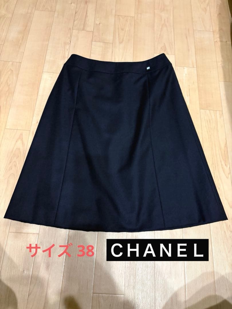 シャネル　０１A 黒のフレアスカート ロゴプレート付き
