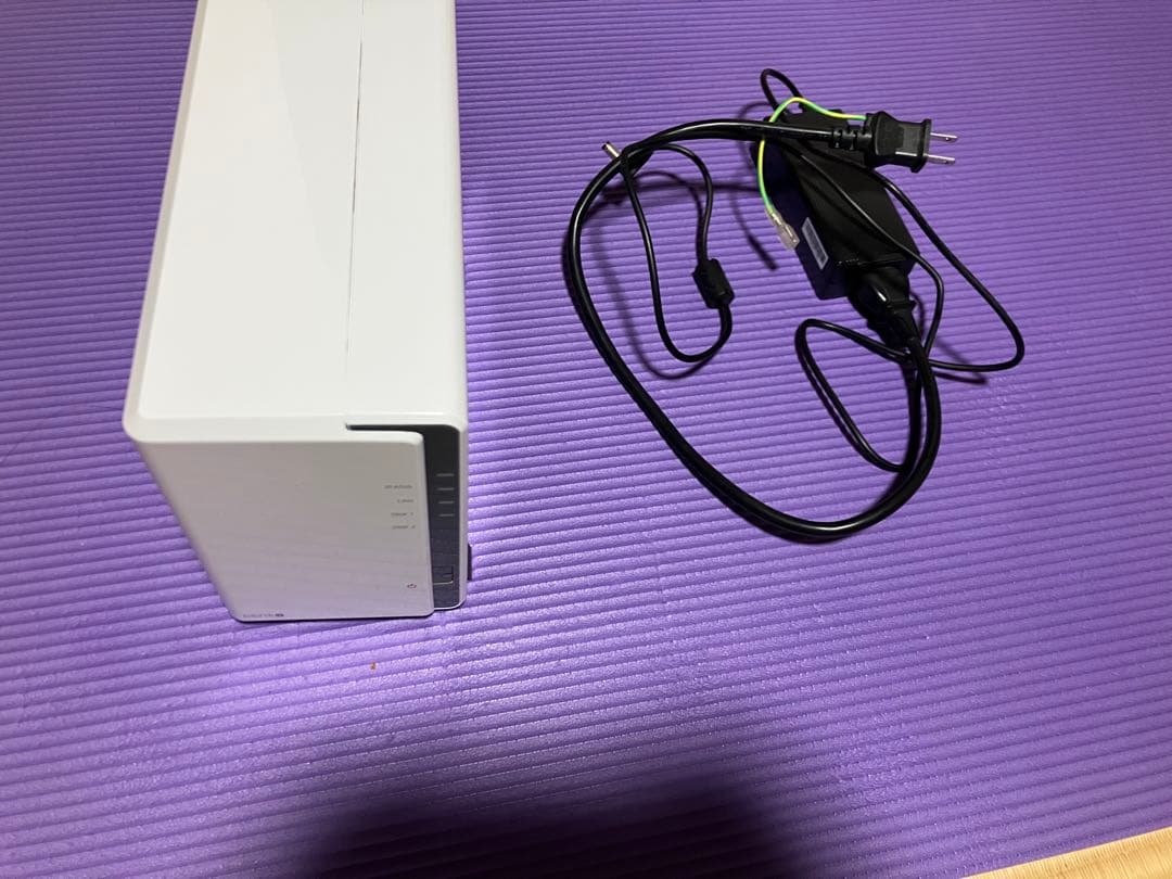 Synology DS216j NAS 本体と電源ケーブル