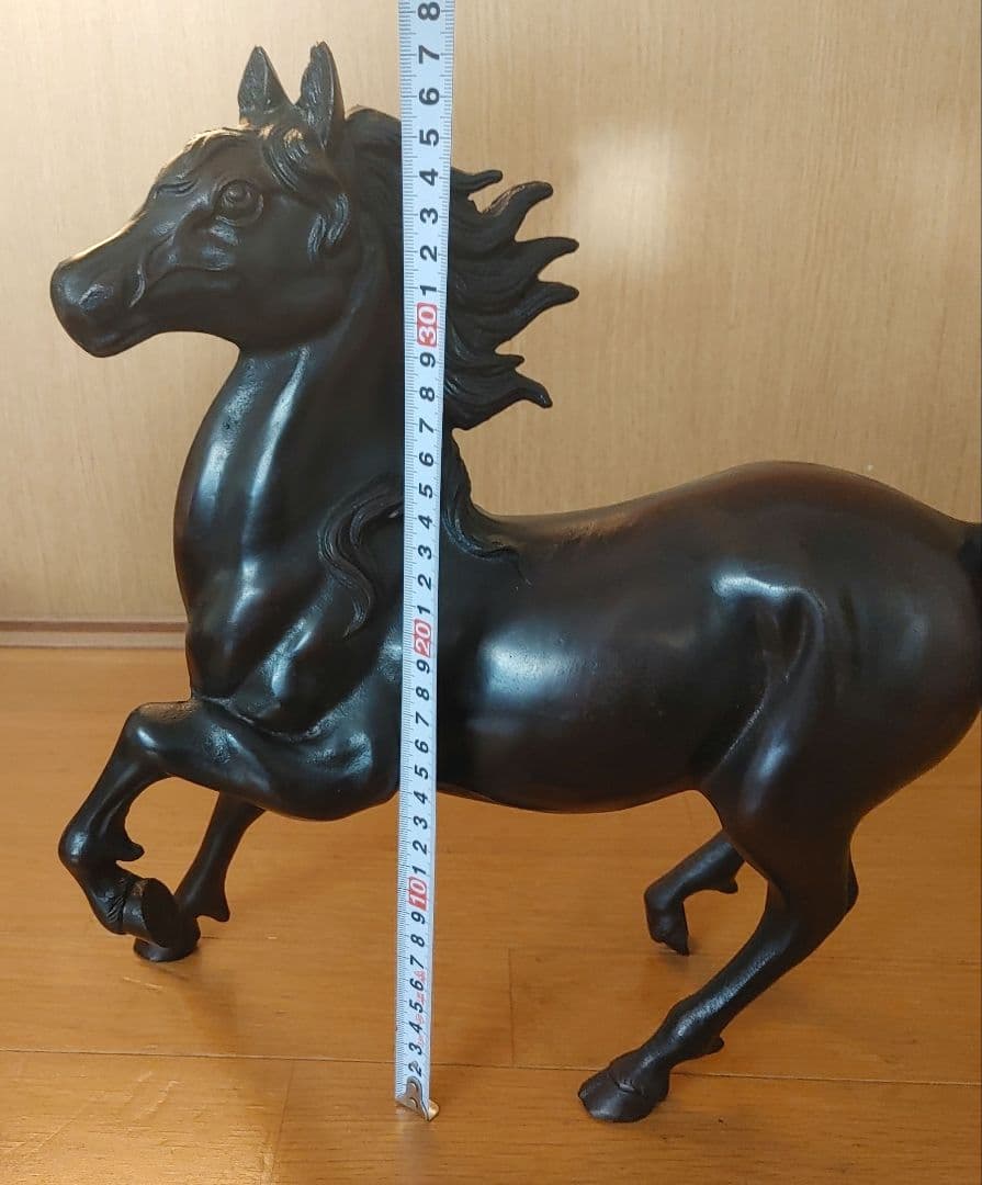 馬の金属製彫刻 走る姿勢