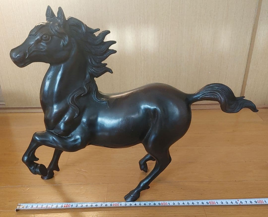 馬の金属製彫刻 走る姿勢