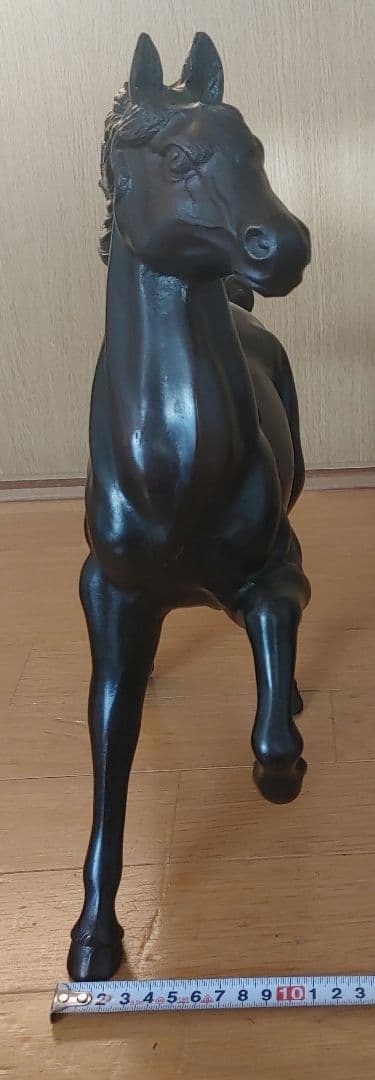 馬の金属製彫刻 走る姿勢