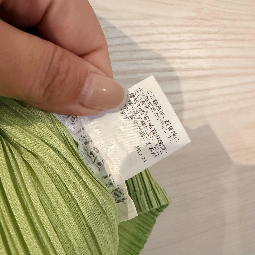 プリーツプリーズ　グリーン　デザイントップス　くるみボタン　チャイナ　美品