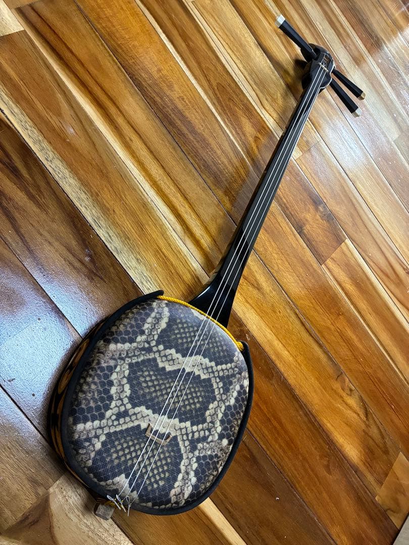 沖縄　伝統楽器　三線