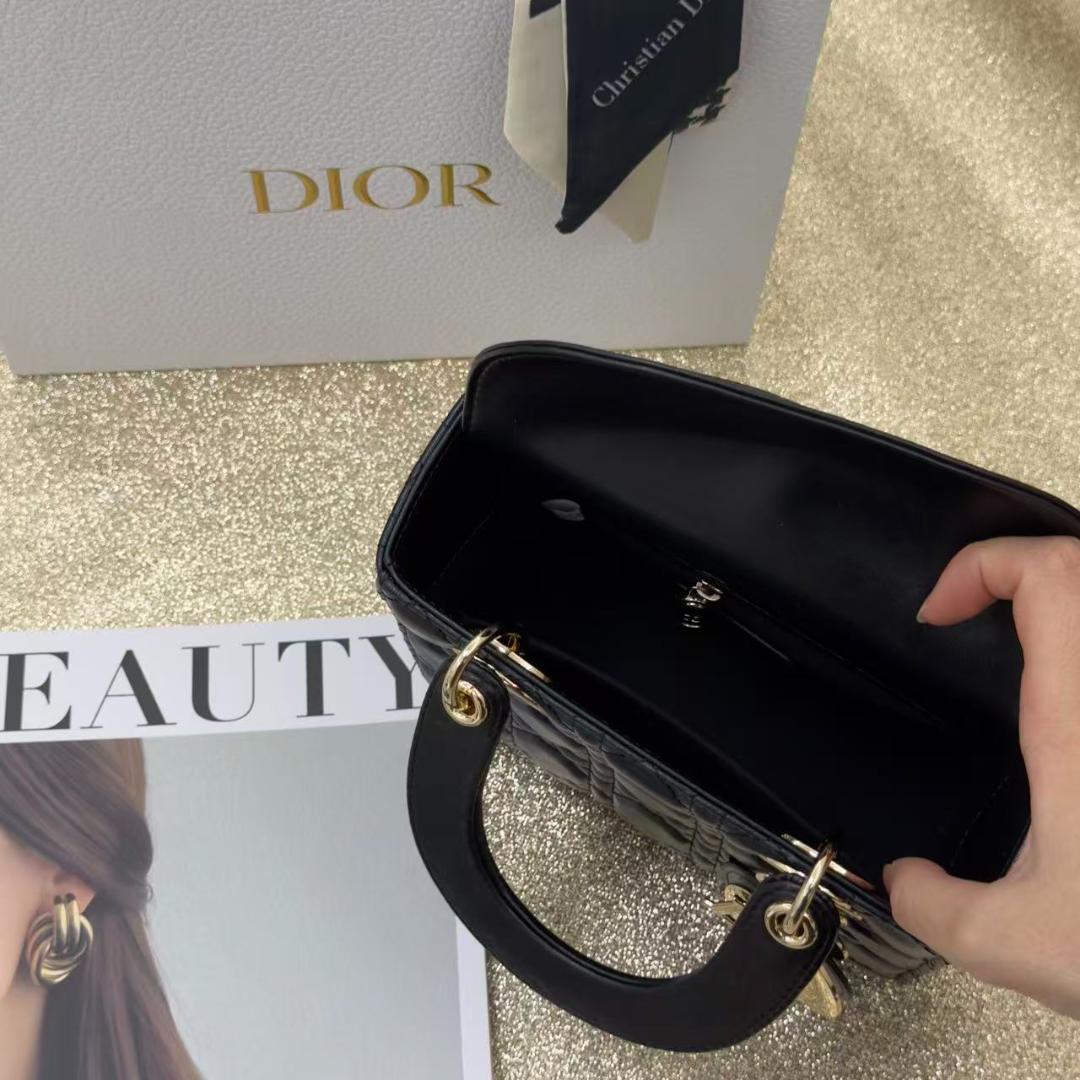 ロゴチャーム ラムスキン ショルダー 24時間以内発送