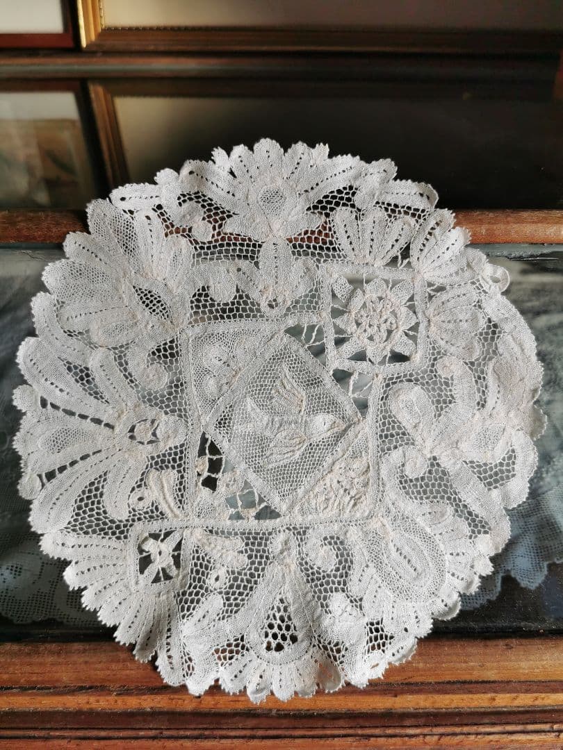 アンティーク 1880年頃 ミラネーゼレース 飛ぶ鳥 ボビン編リネンドイリー