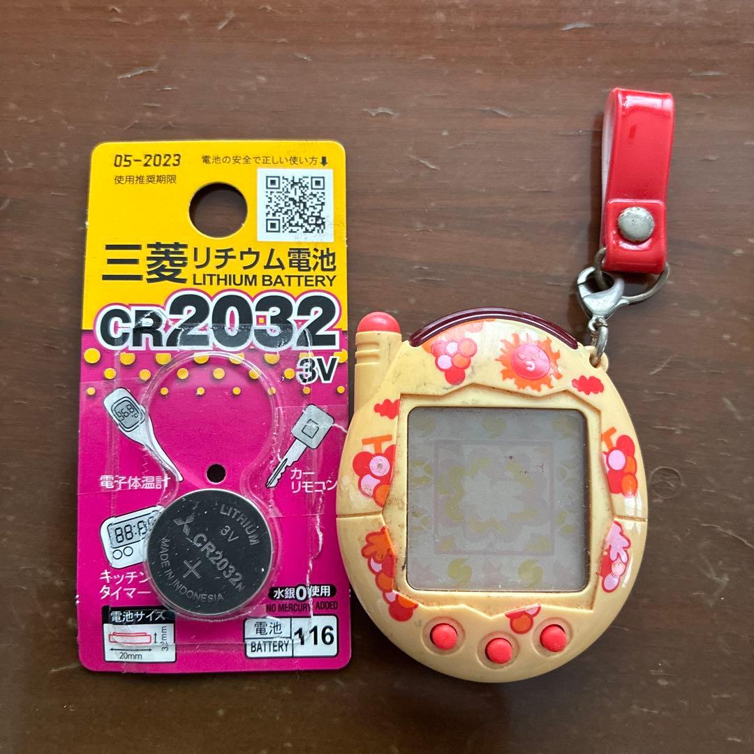 バンダイ タマゴッチ 2002年モデル CR2032ボタン電池付き　赤いシリーズ