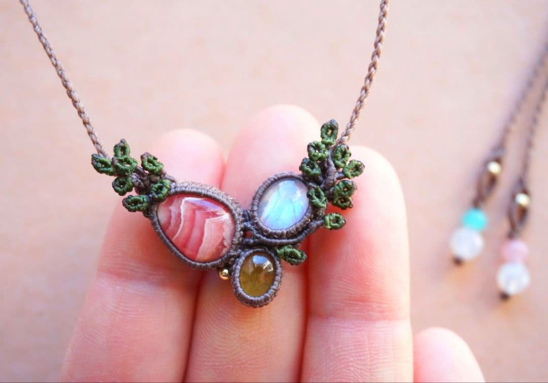 《森の妖精のネックレス》インカローズ　レインボームーンストーンマクラメネックレス