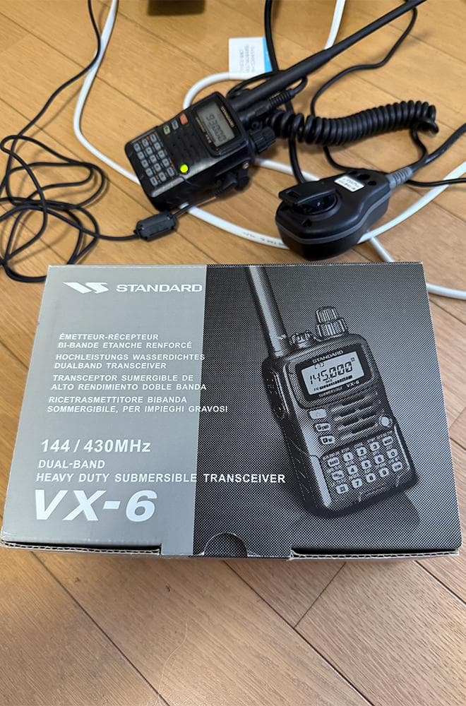 STANDARD VX-6 トランシーバーと付属品