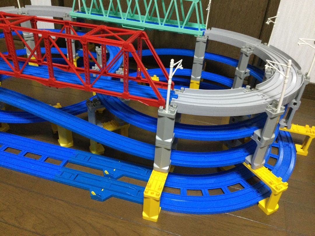 プラレール線路　8の字無限ループ　黄色グレー色ブロック橋脚　3段＋1段　大鉄橋付