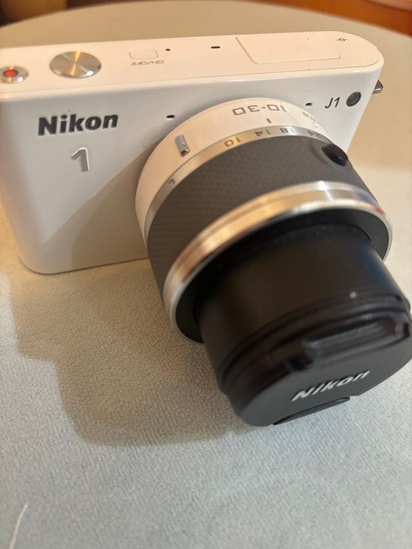 Nikon 1 J1 ミラーレスカメラ 10-30mmレンズ付き