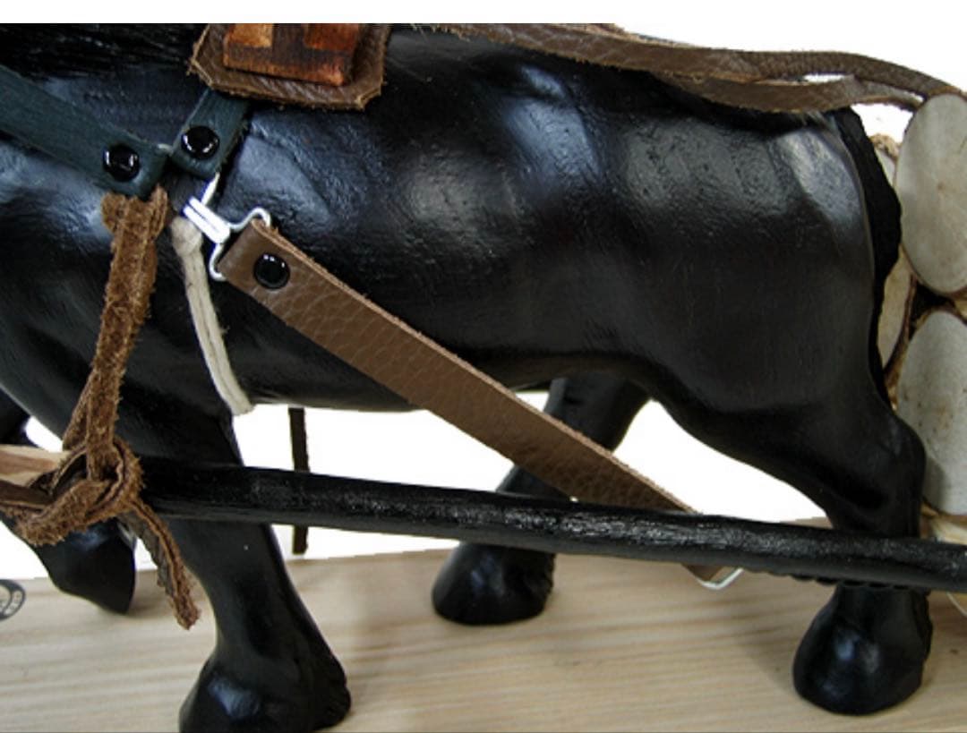 北海道農耕馬・菅野秀雄作・限定モデル・干支・馬置物・木製置物 布製装飾付き