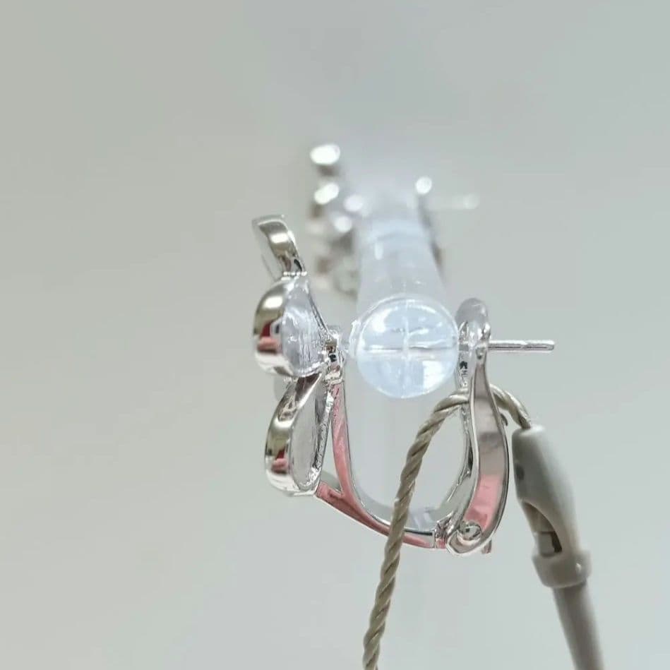 訳あり　ハイクオリティ　三つ葉ピアス　フラワーピアス　ホワイトゴールドカラー