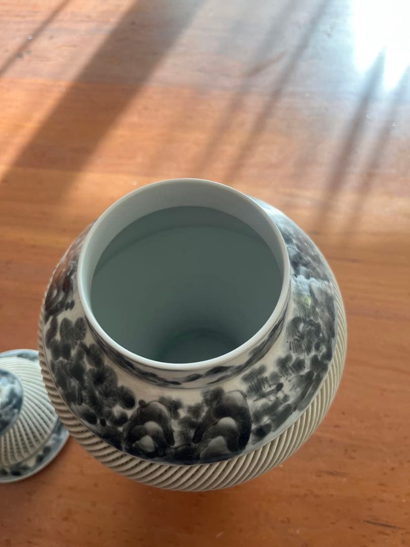青白磁 蓋付き壺 獅子彫刻