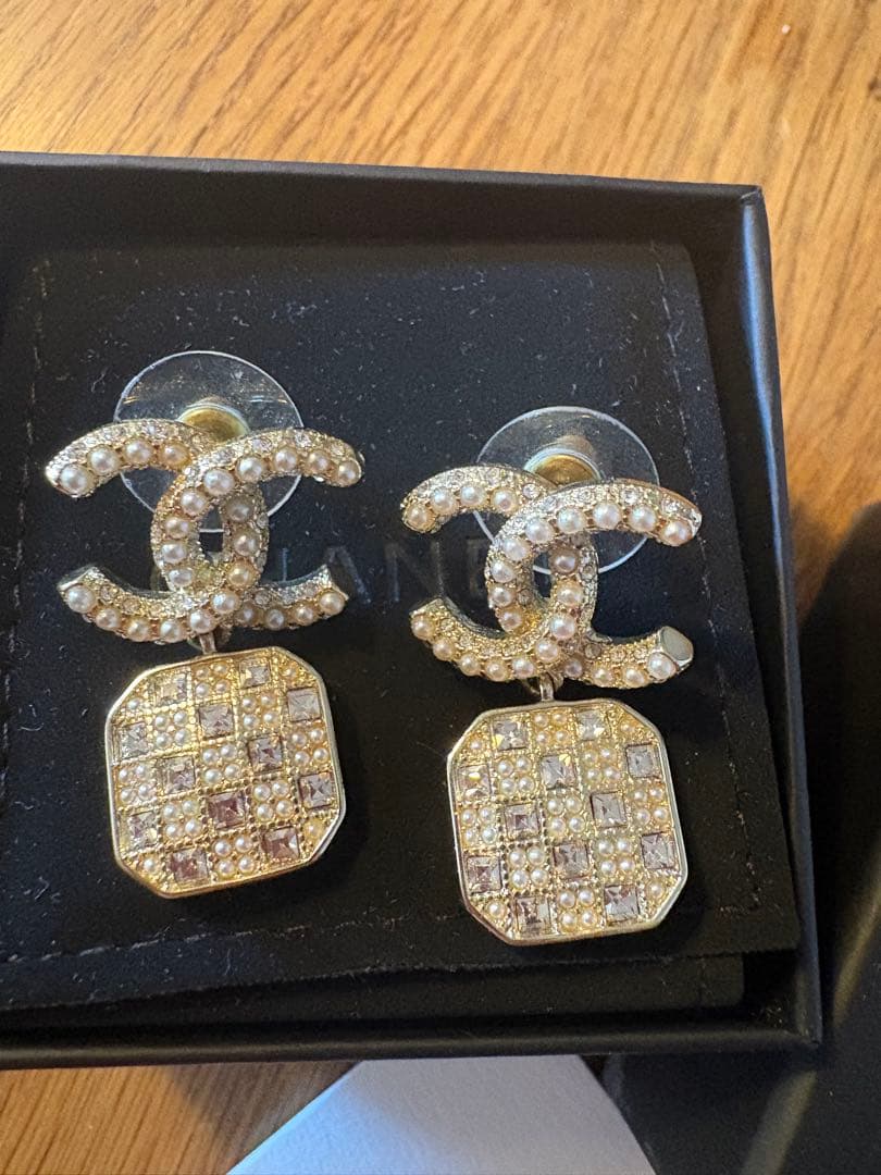 CHANEL ダイヤモンド風装飾 ゴールドピアス