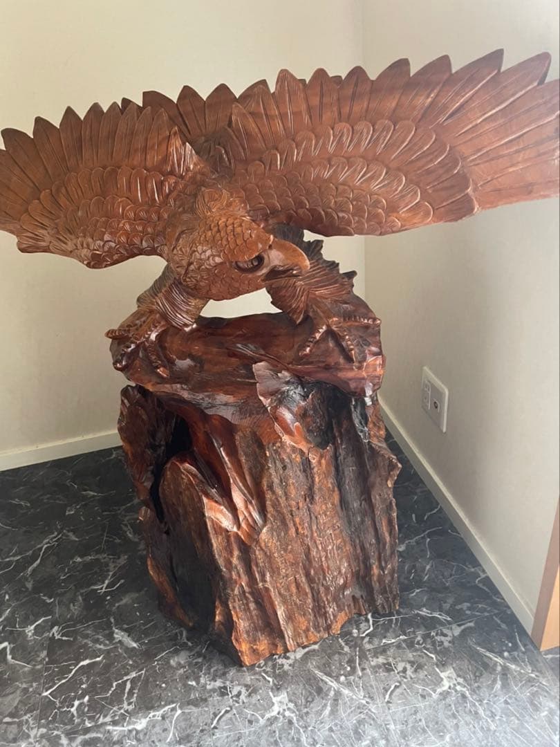 木製鷲の彫刻