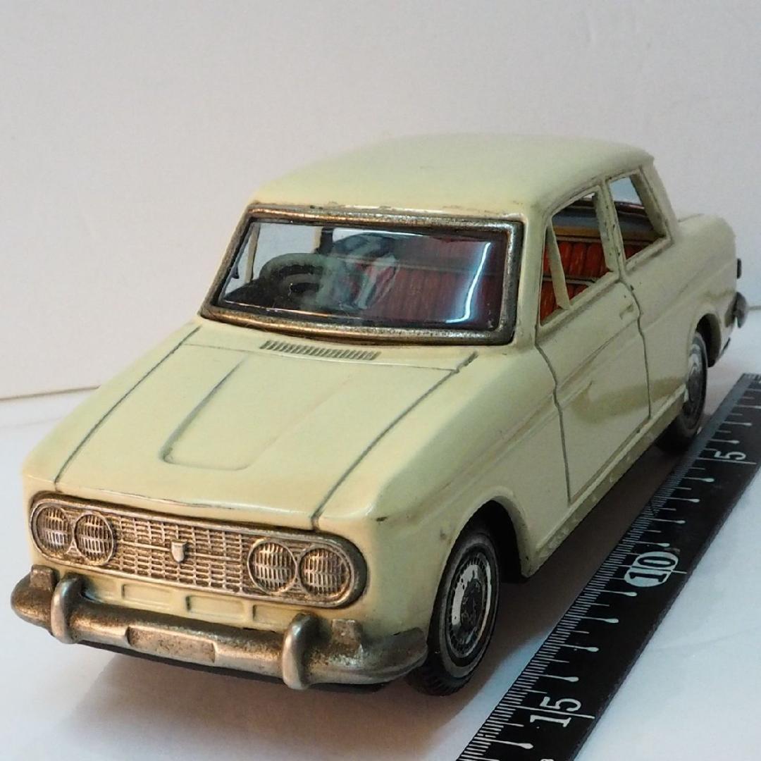 萬代屋【ダットサン ブルーバード410 2ドア白リモコン欠】ブリキ製ミニカー箱無