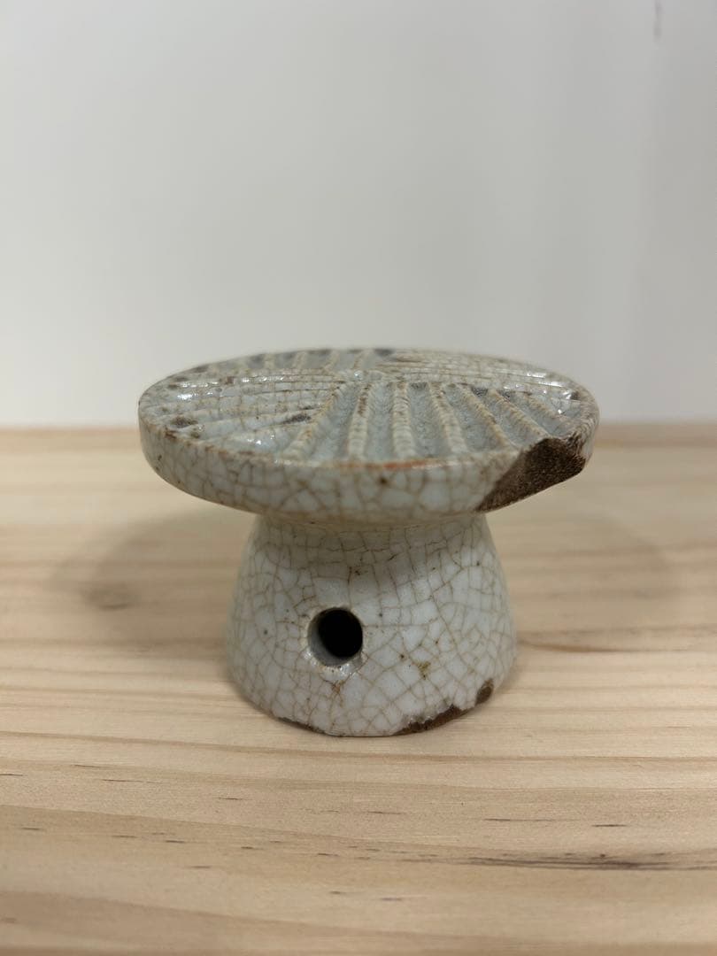 李朝餅型　白磁櫛目文