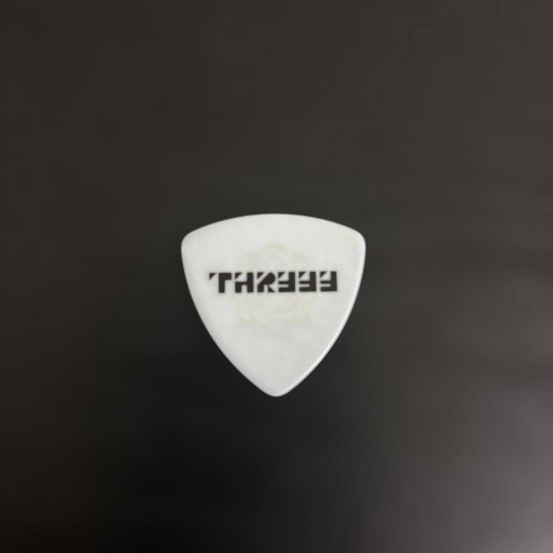 すりぃ　ピック　THREEE