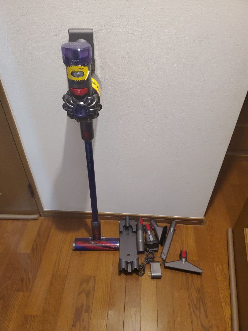 値下げしました　Dyson V8 　分解清掃動作確認済