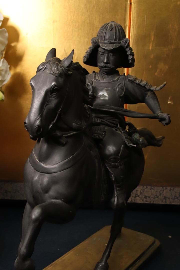 金工師　美雪作　古銅製　銀象嵌　楠木正成公　高さ48㎝　重さ14㎏ EE001