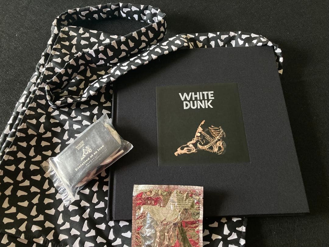 NIKE WHITE DUNK作品集　バッグ・シューレース付　キューブリック付き