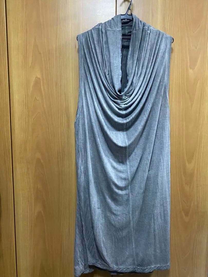 MA_JULIUS グレー ドレープネック ノースリーブトップス