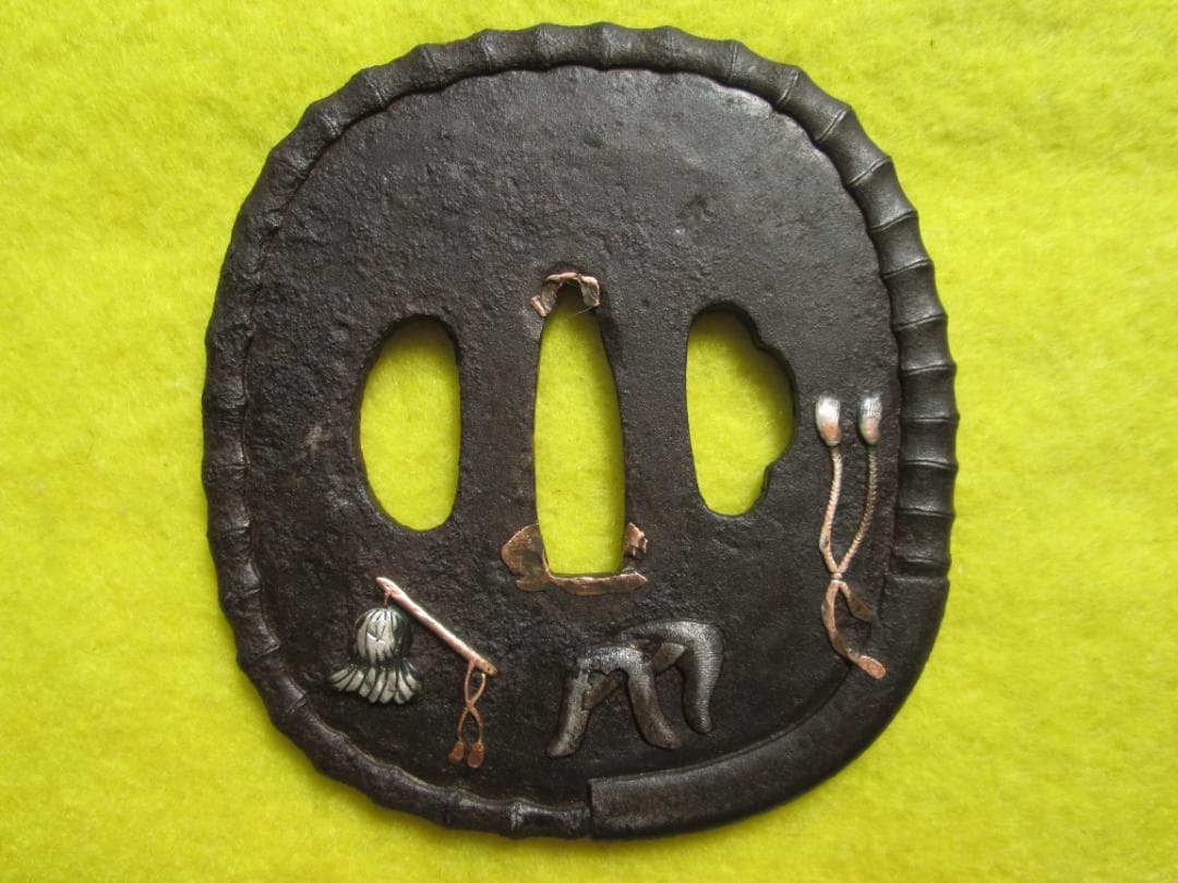 江戸期作　鍛鉄撫で四角形鍔　馬具道具の図　象嵌　責金　耳は竹鞭　音色抜群