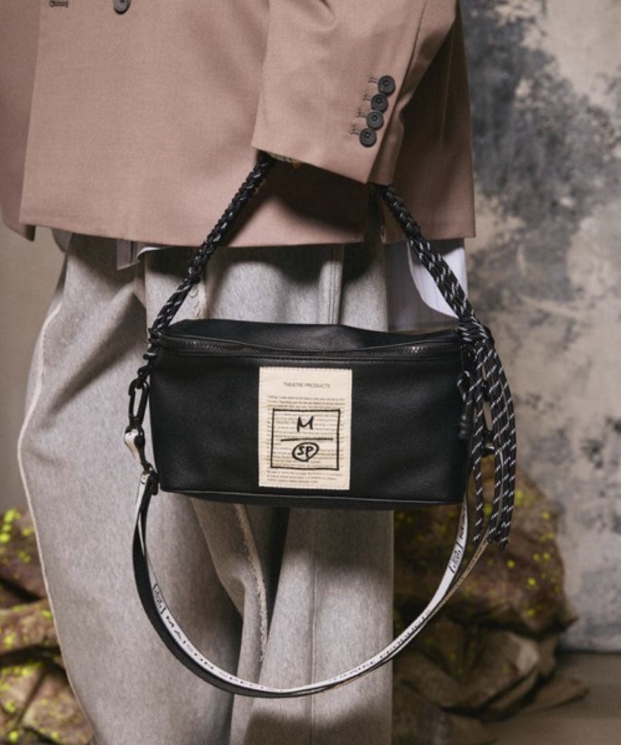 シアタープロダクツコラボレーションホライゾナルレザーショルダーバッグ