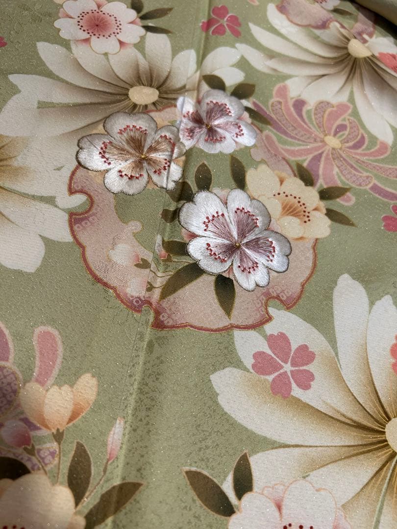 振袖　黄緑色地にお花模様