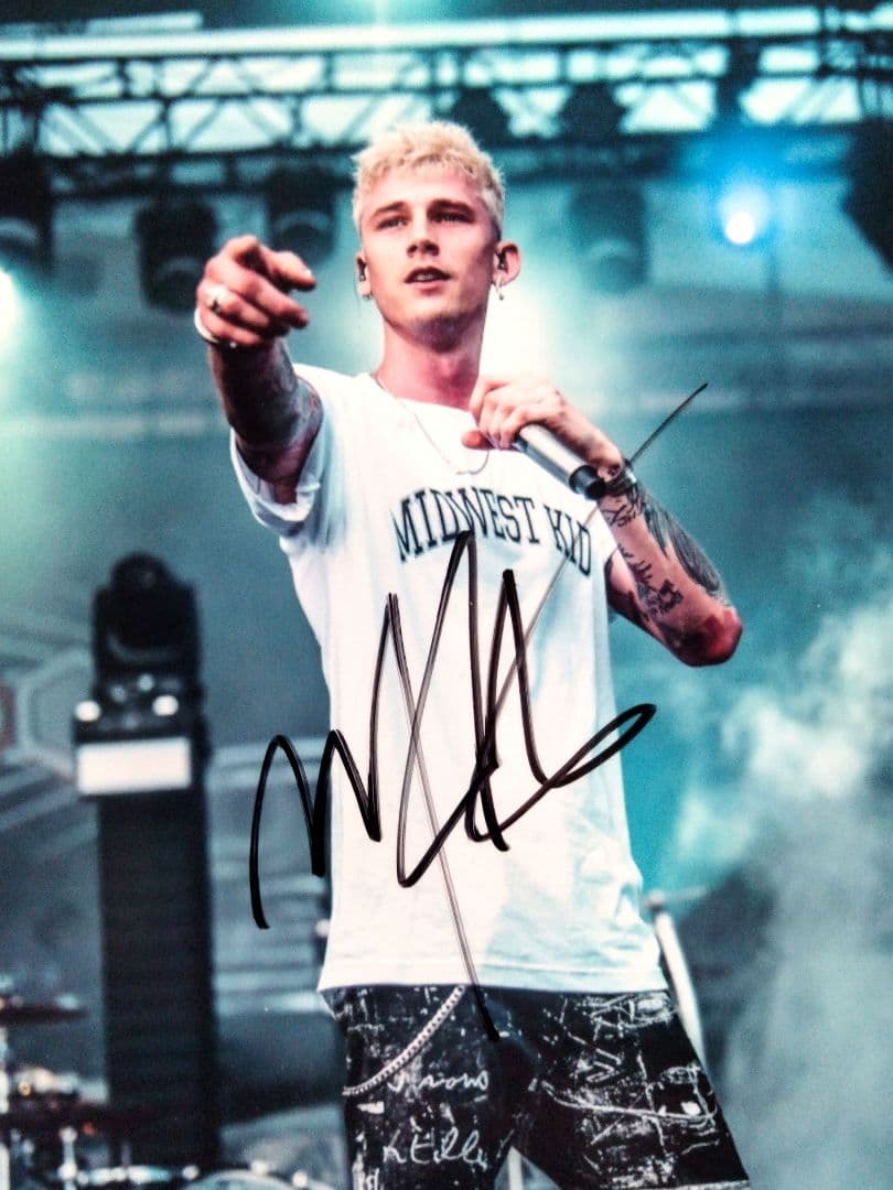 セール中…マシン・ガン・ケリー直筆サイン入り2Lサイズ写真…アメリカのラッパー…