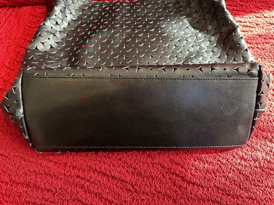 BARNEY'S NEW YORK ブラック ハンドバッグ　パンチングレーザー