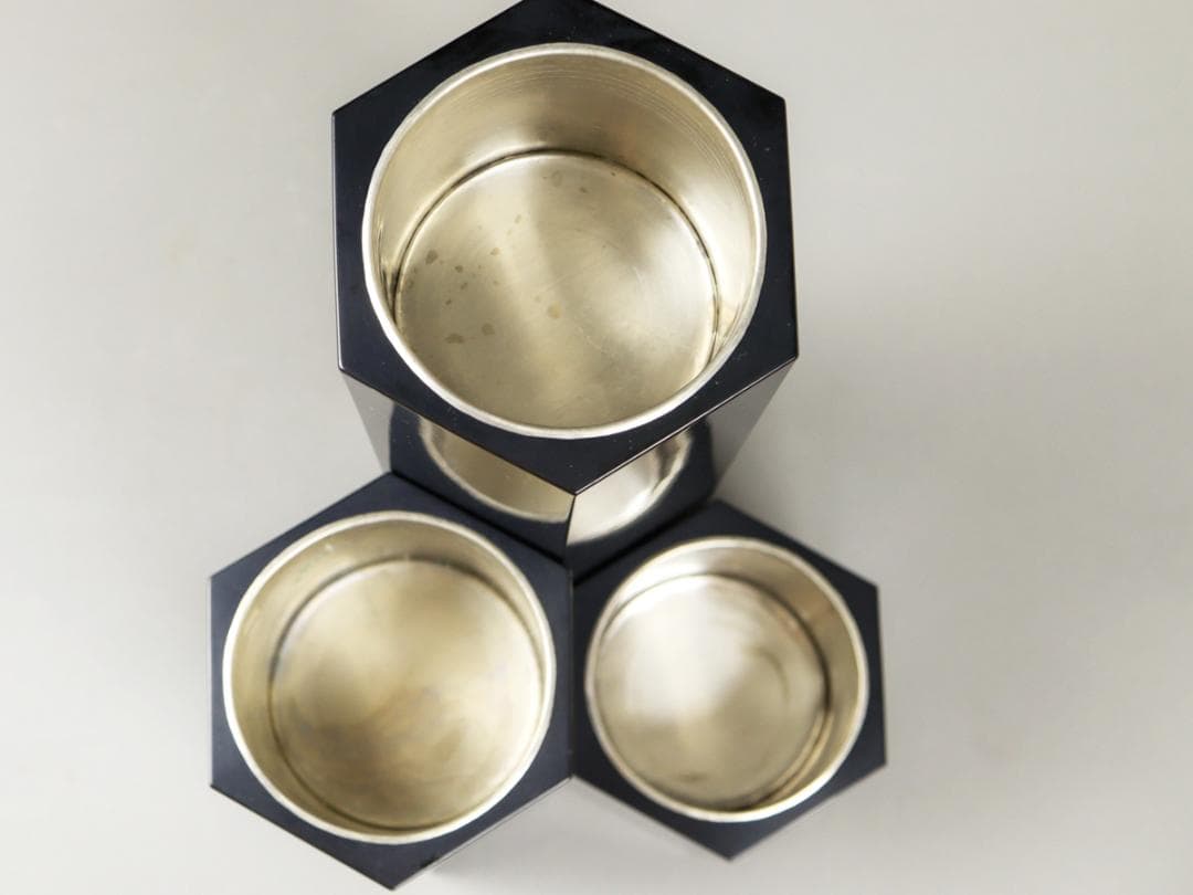 山口作介 艶消黒塗 六角寄三重 花生け 華道具 共箱