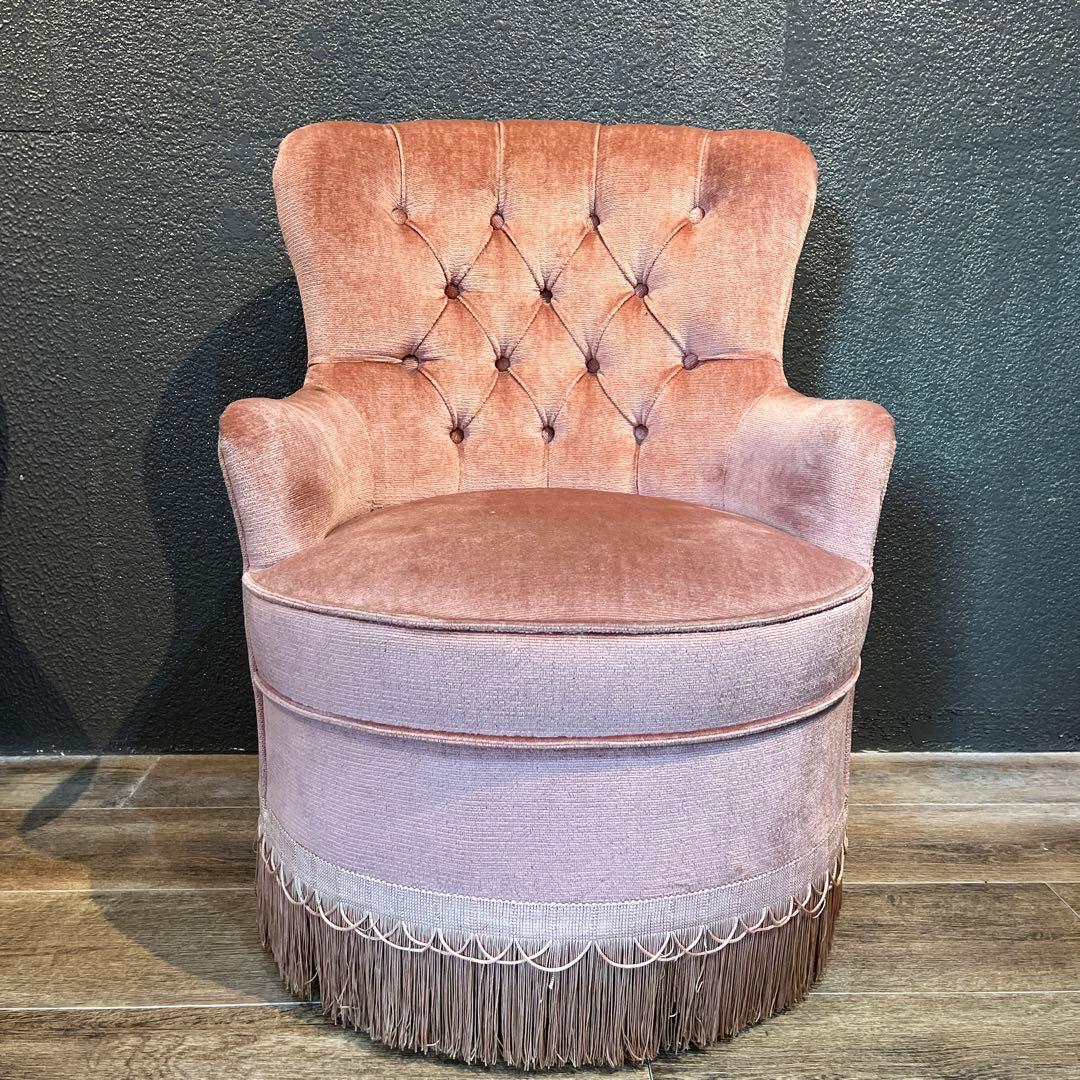 【ITページ 】ピンクのボタン留めアームチェア フリンジ付き／②
