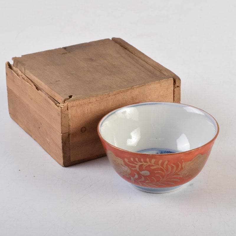 伊万里焼　赤絵金彩　花草人物文　盃　ぐい呑　時代箱付　C　9182