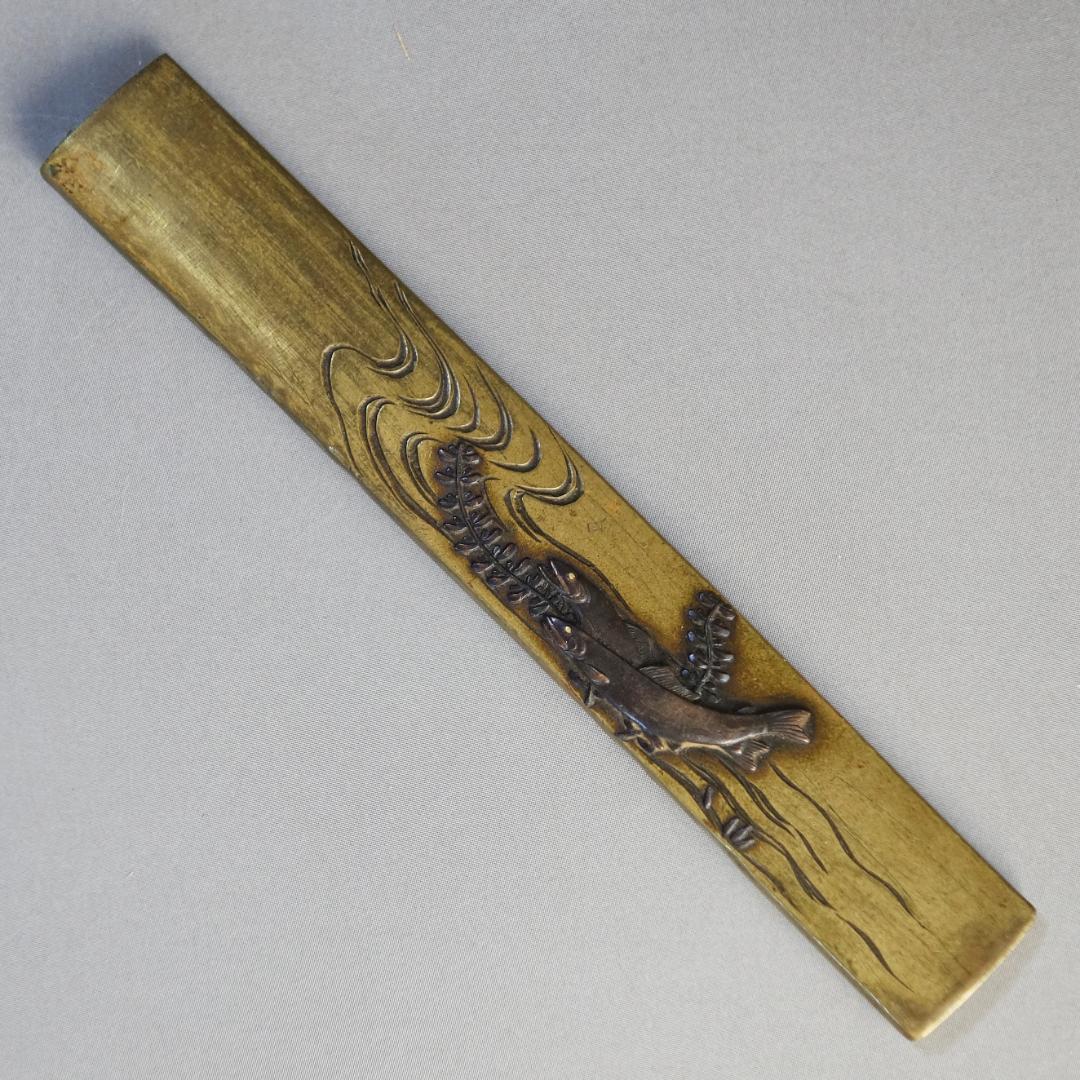 【 在銘 政利 真鍮地 象嵌 片切彫 水草に双鮎図小柄 】 鍔 鐔 小柄 刀装具