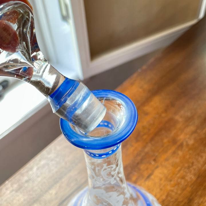 フランスアンティーク デキャンタ 青い蒔絵と鹿、鳥の柄