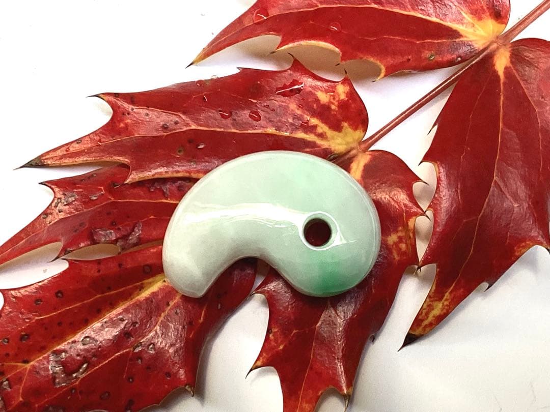 ✳premiumシリーズ 幸運導く天然無垢石の御守り　糸魚川翡翠ジェダイト勾玉