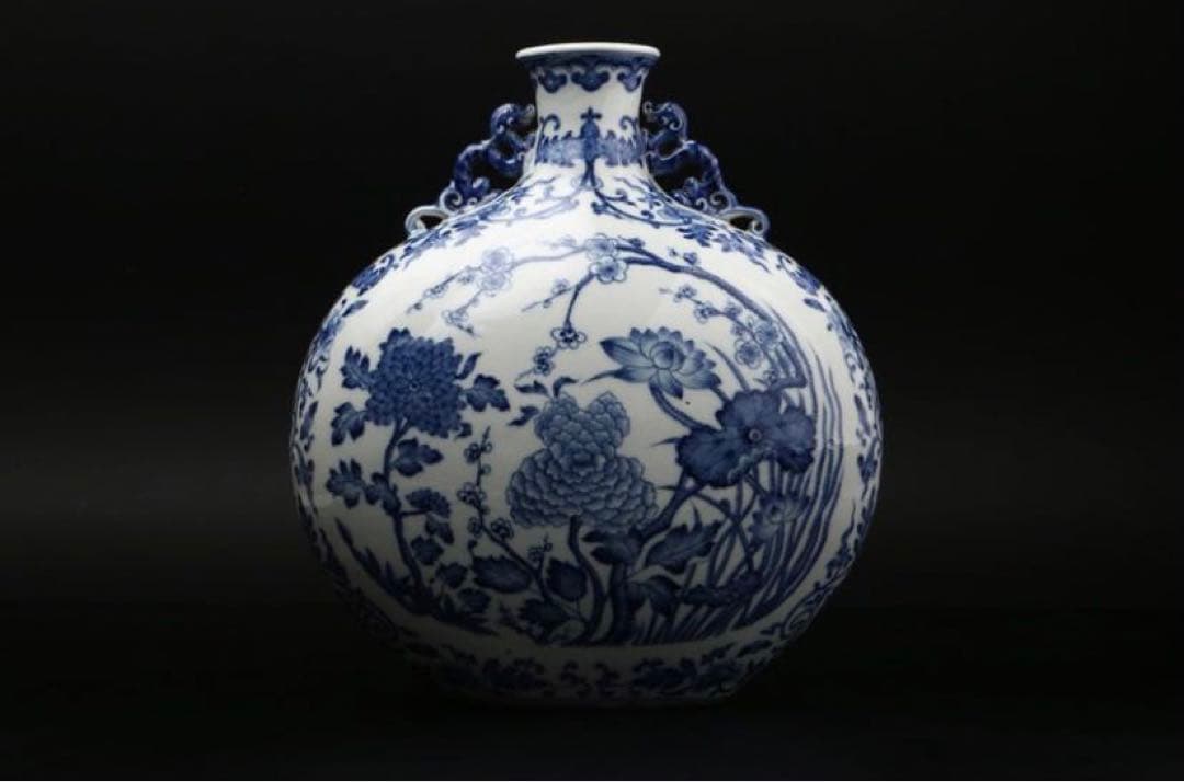 清乾隆 青花双耳抱月瓶