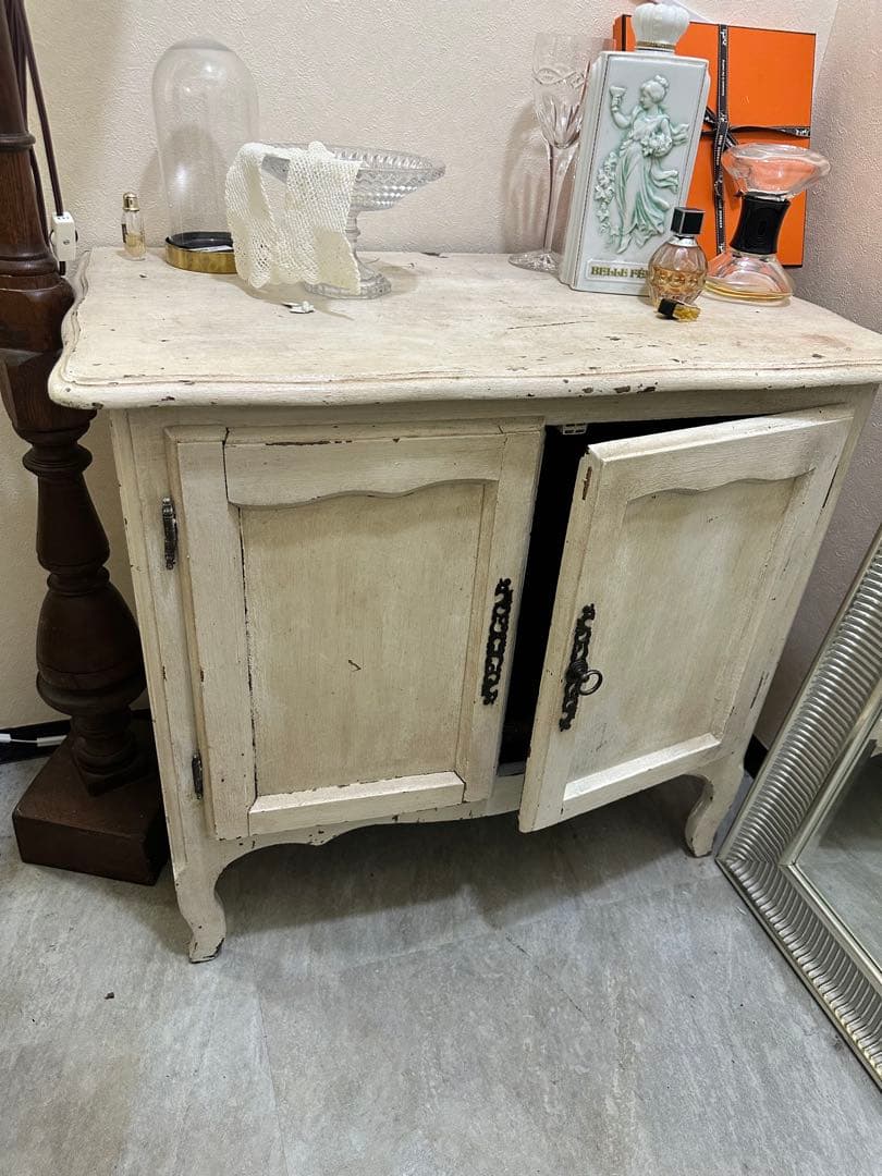 ヴィンテージホワイト木製アンティーク風キャビネット